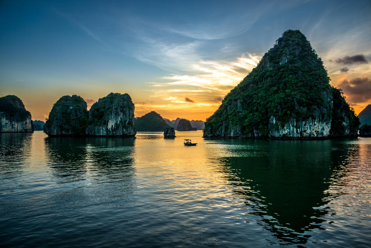 Vietnam_Halong Bay_Beautiful sunset at Halong bay-69275