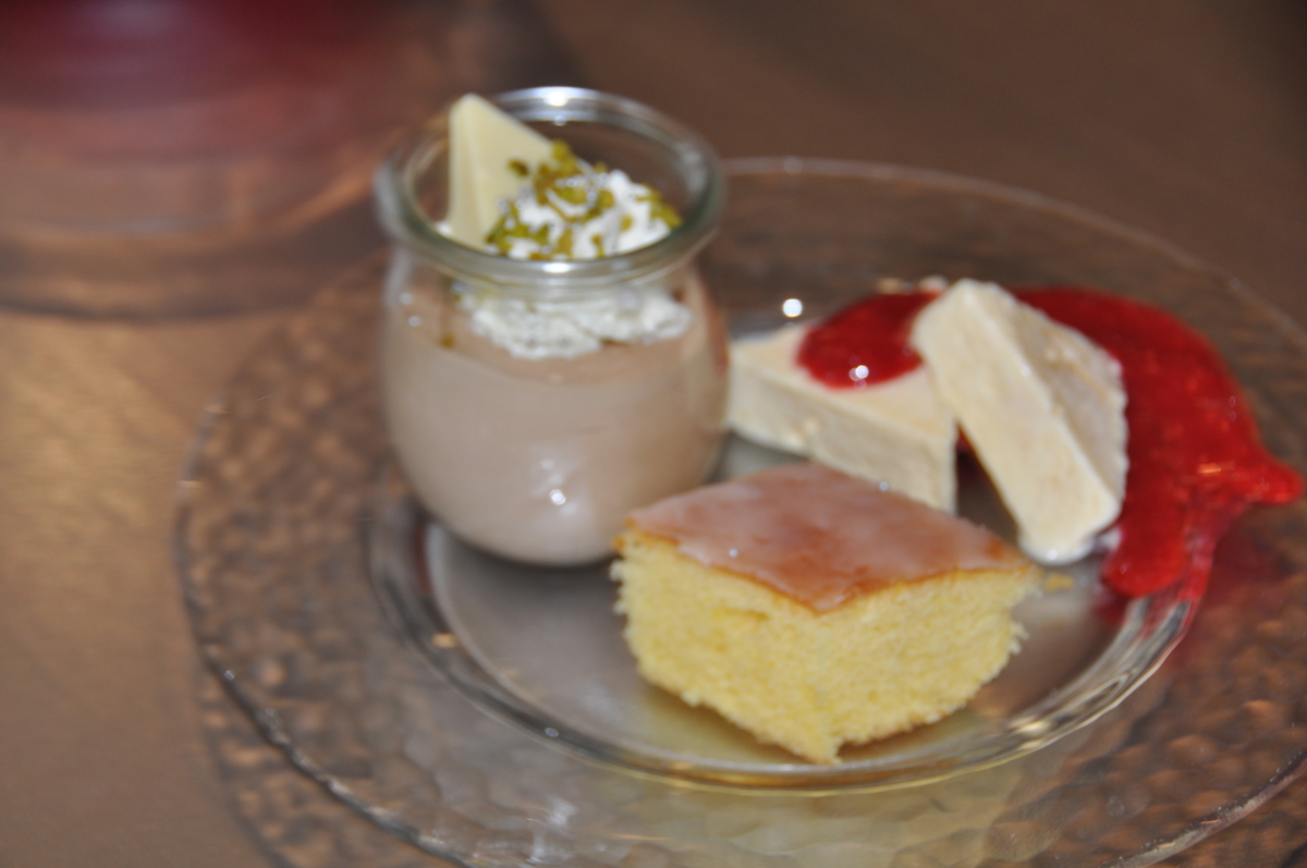 Meringueparfait mit Himbeersauce - UFA-Revue